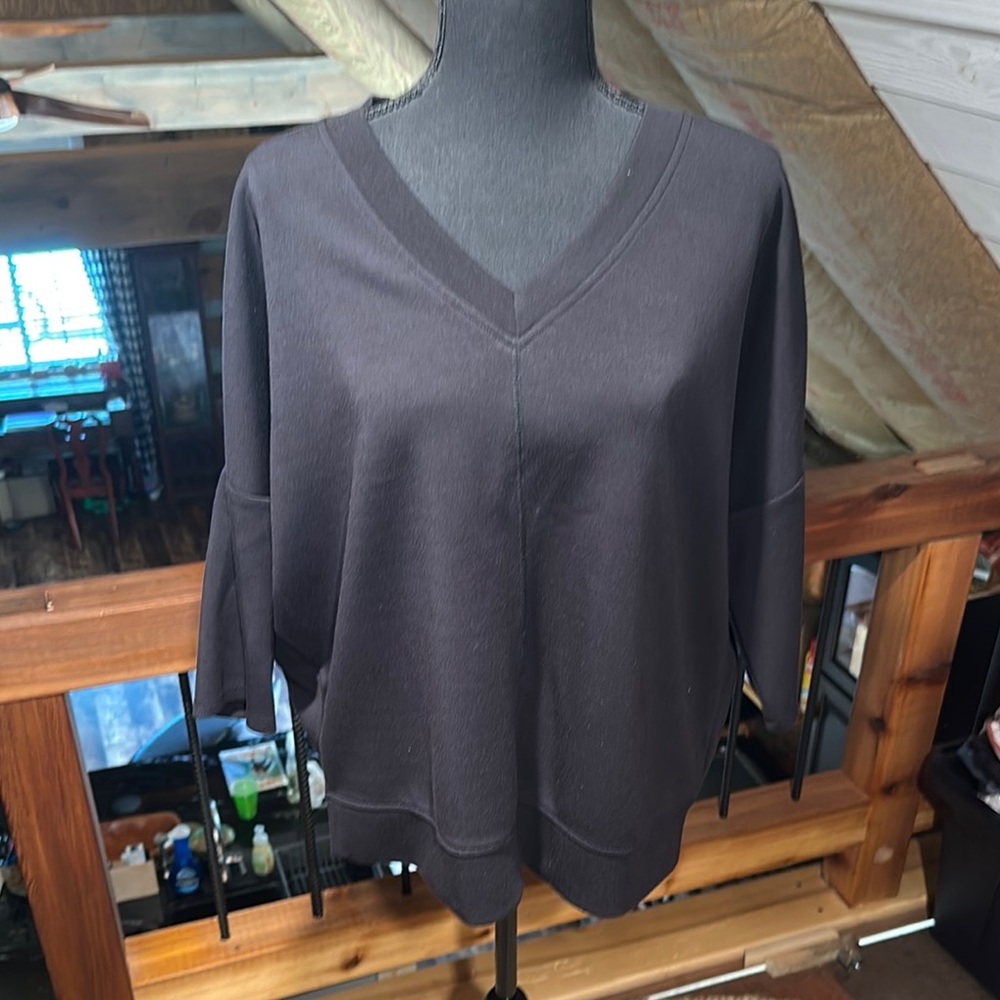 Cable & Gauge Black V-Neck scuba pop-over